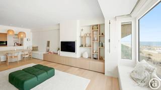 Prachtig vakantie appartement met 3 slaapkamers, volledig vernieuwd in de Zuiderse Ibiza-stijl, op een toplocatie te Zeedijk-Zoute. <br />In de nabije omgeving vindt u allerlei goede restaurants, bistro's, alsook vele boetieks. <br /><br />Indeling: inkomhal met vestiaire, gastentoilet, praktische berging met aansluiting wasmachine en droogkast, moderne open keuken met kookeiland en voorzien van alle comfort (fineer eiken houten kasten met veel opbergruimte, wijnfrigo, quooker kraan, Miele ovens).<br />Living met salon en eetplaats in parketvloer en met magnifiek uitzicht op zee !<br />Via de nachthal bereiken we 3 volwaardige slaapkamers. Er zijn 2 grote slaapkamers met dubbele bedden en ingebouwde kleerkasten. Beide kamers hebben een eigen badkamer en geven uit op het terras achteraan. <br />De master bedroom heeft haar eigen badkamer met een ligbad, inloopdouche in mortex en lavabomeubel, alsook ingebouwde extra kasten (dressing). De 2e kamer heeft ook haar ensuite ruime douchekamer.<br /><br />De derde slaapkamer (goed voor een enkel bed of stapelbed) heeft ook haar eigen douchekamer en een buitenraam. <br />Airco voorzien in het appartement. <br /><br />Private berging op de benedenverdieping. Mogelijkheid tot huren van een goede garagebox onder het Albertplein. <br />EPC : 174kWh/m² (UC: 3382728)