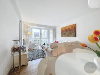 Dit appartement is enkele jaren geleden (2021) gerenoveerd en heeft daardoor nu een jonge, frisse uitstraling! Gelegen op het 4e verdiep, te...