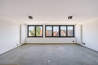 <p><span>Op zoek naar een prachtig appartement te koop nabij het centrum Sint-Niklaas? Ontdek dan zeker dit tot in de puntjes gerenoveerd appartement!</span></p><p><span> </span></p><p><span>Enkele troeven op een rij:</span></p><p><span>- Kwalitatieve en duurzame renovatie in 2025</span></p><p><span>- Prachtige materialen: parket, mortex, eiken kasten,... </span></p><p><span>- Zeer lage gemeenschapelijke kosten </span></p><p><span>- Goede locatie nabij het centrum van Sint-Niklaas</span></p><p><span>- Gemeenschappelijke tuin</span></p><p><span> </span></p><p><span>Het appartement is gelegen op de gelijkvloerse verdieping van een residentie die op dit moment volledig gerenoveerd wordt. De foto's zijn enkele beelden van een gelijkaardig appartement van dezelfde ontwikkelaar en zullen met dezelfde materialen en afwerkingsgraad uitgevoerd worden.</span></p><p><span> </span></p><p><span>Zo ziet het appartement eruit: </span></p><p><span>Leefruimte voorzien van grote raampartijen en open keuken in eik voorzien van alle toestellen (vaatwasser, oven, inductie kookplaat met geïntegreerde dampkap, diepvries,...). Toegang tot een ruime privetieve tuin met terras (33m²).</span></p><p><span>Voorzien verder beschikt het appartement over twee volwaardige slaapkamers (11m² en 18m²). Badkamer afgewerkt in mortex met inloopdouche, toilet en lavabo. Aparte berging (met aansluiting wasmachine). </span></p><p><span> </span></p><p><span>Het gebouw is recent voorzien van een nieuw dak, nieuwe ramen en gevelisolatie waardoor het appartement over een uitstekend energielabel (B) beschikt. Het gebouw is dus volledig futureproof! </span></p><p><span>Bovendien werd het appartement volledig gestript (incl. nieuwe leidingen, elektriciteit). U koopt dus het comfort van een nieuwbouwappartement maar onder registratierechten! </span></p><p><span> </span></p><p><span>Achteraan de residentie wordt een gemeenschappelijke tuin aangelegd. </span></p><p><span> </span></p><p><span>Mogelijkheid tot aankoop van een ruime garagebox voorzien van automatische poort (€ 25.000). </span></p><p><span> </span></p><p><span> </span></p><p><span> </span></p>