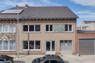 <p>RUIME EENGEZINSWONING MET 4 SLAAPKAMERS, GARAGE, ZOLDER EN TUIN NABIJ HET CENTRUM VAN BILZEN<br /><br />*** Bekijkt u deze woning via een aanverwante website? Surf dan naar https://matisimmo.be/nl/aanbod/4443578/eengezinswoning-te-koop-in-3740-bilzen-hoeselt en klik op volgende link voor het INTERACTIEF GRONDPLAN: https://grondplan.matisimmo.be/grondplan/?map=BilzenZagerijstraat3 ***<br /><br />Deze ruime eengezinswoning is rustig gelegen net buiten het centrum van Bilzen. Dankzij de centrale ligging bevinden verschillende voorzieningen, zoals winkels, openbaar vervoer en het station, zich in de nabije omgeving. Het bruisende centrum van Bilzen ligt op minder dan 5 minuten rijden. Bovendien geniet de woning van een vlotte verbinding naar de autosnelwegen, die zich op enkele minuten bevinden, met een goede bereikbaarheid richting onder andere Maastricht, Tongeren en Hasselt.<br /><br />Een grote troef van de woning zijn de ramen, die in 2026 volledig werden vervangen door kunststof ramen met hoogrendementsglas.<br /><br />We betreden de woning via de ruime inkomhal, die toegang biedt tot alle ruimtes in de woning. De inkomhal beschikt over een gastentoilet en geeft toegang tot de trap naar de eerste verdieping en de kelder.<br /><br />Vanuit de inkomhal bereiken we de ruime en lichtrijke woonkamer, die plaats biedt voor een aangenaam zit- en eetgedeelte. De woonkamer sluit aan op de aparte keuken, waar eveneens voldoende ruimte is voor het plaatsen van een eettafel. Dankzij het grote raam geniet de keuken van aangename lichtinval en is er zicht op het overdekte terras en de tuin.<br />Naast de keuken bevindt zich een extra multifunctionele ruimte, die bijvoorbeeld ingericht kan worden als speelkamer, hobbyruimte of bureauruimte. Vanuit deze ruimte is er rechtstreeks toegang tot het ruime, overdekte terras en de tuin.<br /><br />Op de eerste verdieping bevinden zich de nachthal, vier ruime slaapkamers en de badkamer. De badkamer is uitgerust met een dubbele lavabo, een bad-douchecombinatie en een toilet.<br /><br />Via een zolderluik is de ruime zolder bereikbaar. Deze ruimte is ideaal als extra opbergruimte.<br /><br />De woning beschikt daarnaast over een inpandige garage, die zorgt voor extra comfort en praktische bergruimte, evenals een kelder die uitstekend dienst kan doen als voorraadkelder of extra bergruimte. Buiten geniet de woning van een ruime en onderhoudsvriendelijke, afgesloten tuin met zowel een overdekt als een verhard terras. Dit biedt verschillende mogelijkheden om in alle rust van de buitenruimte te genieten.<br /><br />Voor meer informatie of een bezoek ter plaatse kan u vrijblijvend contact opnemen met ons kantoor via 089/44.00.00 of info@matisimmo.be.<br /><br />De vermelde woonoppervlakte is steeds de bruikbare vloeroppervlakte overgenomen uit het EPC-verslag.<br /><br /><em>Bestuursmaatregelen in het maatregelenregister: nee</em></p>