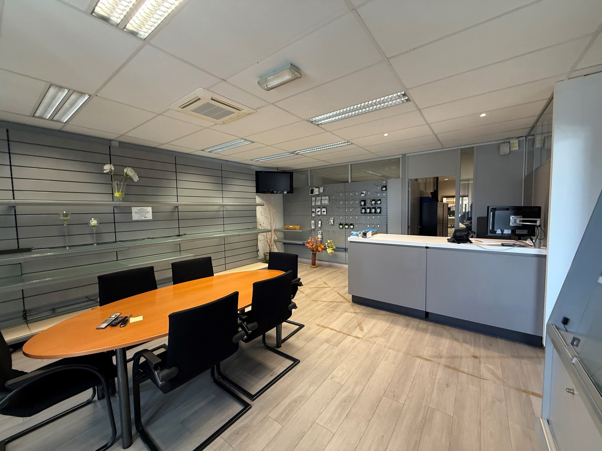 Polyvalente industrie unit met winkel, kantoren en magazijn - foto 4