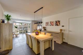 <p>Bent u op zoek naar een ruime, instapklare gezinswoning waar comfort, energiezuinigheid en een rustige ligging perfect samengaan? Dan is deze volledig gerenoveerde open bebouwing in de Steenbakkerijstraat 31 te Terhagen beslist een bezoek waard.</p><p></p><p>De woning werd in 2008 volledig verbouwd en beschikt over een royale bewoonbare oppervlakte van maar liefst 271 m². Dankzij de vloerverwarming op de gelijkvloerse verdieping, isolatie in gevel en dak, zonnepanelen en een regenwaterput geniet u van hedendaags wooncomfort én lage energiekosten. Met een EPC-label B (113 kWh/m² jaar), conforme elektriciteit en een asbestveilig attest bent u bovendien verzekerd van een duurzame en toekomstgerichte woning.</p><p></p><p>Op het gelijkvloers wordt u verwelkomd in een bijzonder ruime en lichtrijke leefruimte met open keuken. Grote raampartijen zorgen voor een aangenaam zicht op de tuin en laten het buitengevoel naadloos aansluiten op de leefruimte. Verder beschikt de woning over een praktische berging, een gastentoilet en een afzonderlijke bureauruimte die ideaal is als thuiskantoor of hobbykamer.</p><p></p><p>De eerste verdieping telt drie volwaardige slaapkamers. De royale masterbedroom van maar liefst 28 m² beschikt over een open dressing en vormt een echte privéruimte. De badkamer is volledig uitgerust met zowel een ligbad als een douche, waardoor u geniet van optimaal comfort. Op deze verdieping bevindt zich eveneens een apart toilet.</p><p></p><p>De tweede verdieping is reeds opgedeeld in twee afzonderlijke kamers en biedt de mogelijkheid om deze verder af te werken volgens uw eigen wensen. Hierdoor beschikt de woning in totaal over vijf slaapkamers en een extra bureauruimte, ideaal voor grote gezinnen, thuiswerkers of wie graag over extra ruimte beschikt.</p><p></p><p>Rondom de woning geniet u van een aangename tuin waar u op elk moment van de dag een plekje in de zon of schaduw vindt. De rustige ligging vormt een extra troef, terwijl u toch geniet van een vlotte verbinding naar omliggende gemeenten, belangrijke invalswegen en alle dagelijkse voorzieningen.</p><p></p><p>Kortom, een verrassend ruime en energiezuinige gezinswoning met vijf slaapkamers, een bureau, een prachtige leefruimte met tuinzicht en alle hedendaagse comfort. Een woning die ruimte, duurzaamheid en een uitstekende ligging moeiteloos weet te combineren. Contacteer ons vandaag nog voor meer informatie of een bezoek ter plaatse.</p><p></p><p><strong>Kenmerken</strong><br />✅ Vijf grote slaapkamers én bureauruimte<br />✅ Open en lichtrijke leefruimte met keuken<br />✅ Totaal en kwalitatief gerenoveerd<br />✅ Rustige ligging<br />✅ Ideale gezinswoning met veel wooncomfort</p>