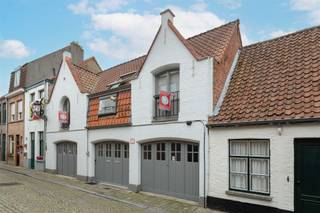  TE KOOP: Uniek opbrengsteigendom met garages (+/- 95 m2) en studio's in het hart van Brugge! Dit eigendom wordt u aangeboden onder het systeem van...