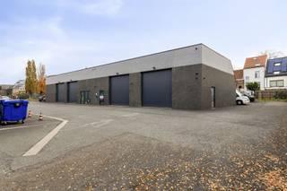 Entrepôt moderne avec espace de bureau à louer à Gand. Cet entrepôt est situé dans un bâtiment récent et offre un espace de stockage pratique avec la...