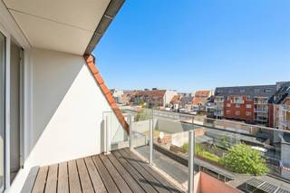 <h3><span>Topper in Bredene! Ruim duplexappartement met 3 slaapkamers en zonnige terrassen</span></h3><p><span>Op een uitstekende ligging in de </span><span>Duinenstraat 314 te Bredene</span><span>, op wandelafstand van het strand, winkels en tramhalte, bevindt zich dit ruim en instapklaar duplexappartement van maar liefst </span><span>121 m²</span><span>.</span></p><p><span>Gelegen in een recent gebouw met </span><span>gunstige EPC-score</span><span> en </span><span>conforme elektrische installatie</span><span>, biedt deze woning alle comfort voor wie op zoek is naar ruimte, licht en een toplocatie aan zee.</span></p><p><span>Mogelijkheid tot aankoop van een ruime gelijkvloerse garagebox achteraan de residentie!</span></p><p><span>Indeling:</span></p><p><span>3de verdieping</span></p><ul><li><span>Ruime inkomhal </span></li><li><span>Lichtrijke woonruimte met doorzonkarakter </span></li><li><span>Grote, volledig ingerichte leefkeuken </span></li><li><span>Apart gastentoilet </span></li><li><span>Praktische berging </span></li><li><span>Twee ruime terrassen met oost- en westoriëntatie, waardoor u de hele dag van de zon geniet </span></li></ul><p><span>4de verdieping</span></p><ul><li><span>3 volwaardige slaapkamers </span></li><li><span>Badkamer met ligbad en dubbele lavabo </span></li><li><span>Tweede badkamer met douche en lavabo </span></li><li><span>Apart toilet </span></li><li><span>Grote berging </span></li></ul><p><span>Troeven:</span><span><br />121 m² bewoonbare oppervlakte<br />3 ruime slaapkamers<br />2 badkamers<br />2 zonnige terrassen (oost-west)<br />Doorzonappartement met veel natuurlijk licht<br />Recent gebouw<br />Goede EPC-score<br />Elektriciteit conform<br />Mogelijkheid tot aankoop van een ruime gelijkvloerse garagebox achteraan de residentie <br />Vlak bij strand, winkels en openbaar vervoer</span></p><p><span>Een uitzonderlijk ruim en verzorgd appartement op een gegeerde locatie aan de Belgische kust. Ideaal als vaste woonst, tweede verblijf of investering.</span></p><p><span>Een echte topper die u gezien moet hebben!</span><span> </span></p>