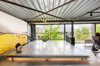 <p>Uniek wonen en werken op een perceel van ca. 2.400 m²</p><p>Op een perceel van ca. 2.400 m² bevindt zich dit uitzonderlijke eigendom waar wonen en ondernemen perfect samengaan. Het geheel omvat een ruim magazijn, moderne, stijlvolle kantoren en een perfect onderhouden woonst, ideaal voor zelfstandigen of ondernemers.</p><p>De hippe burelen genieten van veel natuurlijk licht en een hoogwaardige afwerking, terwijl het magazijn tal van mogelijkheden biedt voor opslag, productie of logistiek. De instapklare woning combineert ruimte, comfort en kwaliteit.</p><p>Dankzij de verzorgde uitstraling, ruime parkeermogelijkheden en veelzijdige indeling is dit een zeldzame opportuniteit voor wie wonen en werken op één locatie wil combineren.</p>