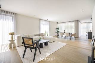 Voor meer info en foto’s, surf naar www.swevers.be – Deze instapklare BEN-woning in de Zwanenbergstraat 48, Paal, is een moderne open bebouwing uit 2025 met een bewoonbare oppervlakte van 218 m² en is gebouwd door Probus- Koopwoningen. De woning biedt een ruime inkomhal, lichtrijke leefruimte van 46 m², open keuken met centraal eiland, twee praktische bergingen en een extra kamer die ideaal is als bureau of gelijkvloerse slaapkamer. Op de verdieping bevinden zich drie ruime slaapkamers, een moderne badkamer met ligbad en inloopdouche, apart toilet en vloerverwarming in de badkamer. Er is geen kelder of zolder, maar voldoende opbergruimte dankzij de indeling en bergingen. Het perceel van 7 are is zuidwestelijk georiënteerd met een aangelegd terras (waarvan 13 m² overdekt) en tuin, klaar voor eigen afwerking. De woning beschikt over zonnepanelen, een warmtepomp, vloerverwarming, voorbereide airco-aansluiting, gordijnen en verlichting. De ligging is ideaal: dichtbij autosnelweg (150 m), openbaar vervoer (150 m), winkels, scholen en ontspanning. Grondwaarde: €160.000 (12% registratierechten), constructiewaarde: €339.000 (21% btw). Kortom, een energiezuinige, toekomstgerichte woning op toplocatie! Voor meer informatie, bel 011 255 155. Bron bewoonbare oppervlakte: EPC – verslag.