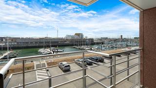 Fantastisch gelegen appartement met een panoramisch open zicht over de jachthaven en de aangemeerde zeilboten van Zeebrugge. Zonder twijfel één van de mooiste locaties aan onze kust en dit in combinatie met een perfecte oriëntatie richting het zuiden. Het appartement beschikt over 2 slaapkamers en een leuk terrasje aan de voorzijde.<br /><br />Bovendien geniet het appartement van een energielabel A en een conforme elektriciteitskeuring.<br />Kortom: volledig instapklaar en mee met de hedendaagse normen.<br /><br />Indeling:<br />Inkomhal met ingebouwde vestiaire en gastentoilet, een sfeervolle woonkamer met een massief parket, een ingerichte open keuken, een verzorgde badkamer en 2 slaapkamers.<br />Private kelderberging inbegrepen in het gebouw.<br /><br />Zonder twijfel een topper in zijn soort.<br /><br />Meer informatie of een vrijblijvend bezoek?<br />Contacteer Sacha Vanrafelghem op GSM 0487/43.79.10.