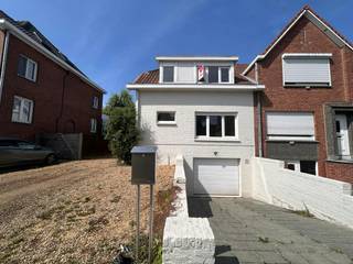 Dit charmante huis te huur in Kortrijk, gelegen in de rustige Eikenlaan nabij Harelbeke, biedt comfort en ruimte met een leuke tuin. Voorzien van 2 slaapkamers, bureauruimte en ruime leefruimte.<br /><br />Indeling: <br /><br />GELIJKVLOERS:<br />- inkomhal<br />- ruime leefruimte<br />- uitgeruste keuken<br />- badkamer met bad/douche en toilet<br /><br />1e VERDIEPING:<br />- 2 ruime slaapkamers<br />- bureau<br /><br />Extra:<br />- zonnig terras<br />-  gezellige tuin met tuinhuis<br />- zeer ruime garage<br />- praktische zolderruimte<br /><br />Interesse? Vraag snel een bezoek aan via www.dewaele.com!