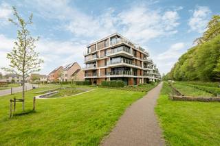 !ENKEL VOOR INVESTEERDERS! Hoogwaardig afgewerkt dakappartement met autostaanplaats en kelderberging gelegen in een rustige groene omgeving nabij...