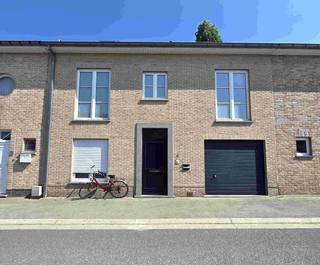 ZEER GEZELLIG GLVL-APPARTEMENT ( bewoonbare opp. 99m² en tuin +/-60m²)indeling: inkomhal + apart toilet, een supergezellige leefruimte (35m²) met...