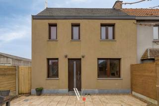 Deze gerenoveerde halfopen woning in Ingelmunster is op zoek naar een nieuwe bewoner.De woning biedt tal van troeven zoals vernieuwde binnenruimtes,...