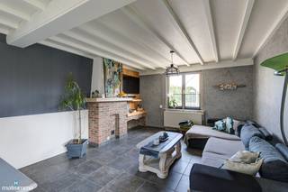 <strong>GERENOVEERDE, INSTAPKLARE VRIJSTAANDE WONING MET 3 SLAAPKAMERS IN NEEROETEREN (MAASEIK)</strong><br /><br />*** Bekijkt U deze woning via een aanverwante website? Surf dan naar https://matisimmo.be/nl/aanbod/4400795/huis-te-koop-in-3680-maaseik en klik op volgende link voor het INTERACTIEF GRONDPLAN: https://grondplan.matisimmo.be/grondplan/?map=MaaseikSchootsheidestraat12 ***<br /><br />Deze volledig gerenoveerde gezinswoning vinden we terug op een gunstige locatie in Neeroeteren, een deelgemeente van Maaseik. De omgeving typeert zich als een rustige, groene en landelijke woonbuurt, dicht bij het dorpscentrum met allerlei faciliteiten. Het centrum is vlot bereikbaar, zelfs op wandel- of fietsafstand. In de nabije omgeving bevinden zich supermarkten, bakkers, scholen, openbaar vervoer, eetgelegenheden, …<br /><br />De woning onderging in 2020 een volledige renovatie waarbij het volgende werd uitgevoerd:
<ul>
<li>Nieuwe keuken</li>
<li>Badkamer</li>
<li>Vloeren</li>
<li>Pleisterwerk</li>
<li>Plafonds</li>
<li>Dakisolatie</li>
</ul>
Verder is de woning niet onderworpen aan de renovatieplicht om een beter EPC label te behalen. Men verwarmt met gas en in de nachthal is een airco voorzien. Een extra troef is dat de woning uitgerust is met rolluiken.<br /><br />De indeling van de woning is als volgt; bij het betreden van de inkomhal geeft deze rechtstreeks toegang tot de woonkamer en met de trap toegang tot de eerste verdieping.<br />In de woonkamer geniet men van een aangename lichtinval en voldoende ruimte om in te richten als eetkamer en zithoek. Aansluitend bevindt zich de charmante, gezellige keuken met kookeiland. De keuken geniet van grote raampartijen en zicht op de naastliggende tuin. Vanuit de keuken is de praktische berging bereikbaar, alsook de badkamer. De badkamer is voorzien van een douche en wandmeubel met lavabo. De berging is uitgerust met een aansluiting voor het wasmachine. In dit gedeelte vindt men tevens het aparte toilet.<br /><br />De eerste verdieping is ingedeeld met 2 ruime slaapkamers en een ruime nachthal waar eventueel nog een speelhoek of bureau ingericht kan worden.<br />Met de vaste trap kan men naar de zolderverdieping, deze is ingericht als slaapkamer met dressing.<br /><br />Tot slot beschikt de woning over een gezellige, onderhoudsvriendelijke tuin waarbij een praktisch tuinhuis werd voorzien. De tuin is volledig omheind met veel privacy. Achteraan de woning kan men gebruik maken van de carport, deze is eveneens toegankelijk via een poort aan de straatzijde.<br /><br />Wilt u graag deze instapklare woning zelf komen bezichtigen? Neem dan vrijblijvend contact op met ons kantoor via 089/44.00.00 of <span>info@matisimmo.be</span><br /><br />De vermelde woonoppervlakte is steeds de bruikbare vloeroppervlakte overgenomen uit het EPC-verslag.<br />