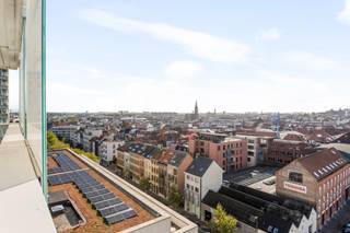 <p>Deze zonovergoten unit maakt deel uit van een indrukwekkend torengebouw genaamd “De Parktoren”, een opvallende baken in het Antwerpse dankzij de schitterend witte gevel én futuristisch ontwerp.</p>
<p>Gelegen op een absolute toplocatie waar groen en stadsdynamiek moeiteloos samenkomen. Met het uitgestrekte Park Spoor Noord pal voor de deur en trendy hotspots, het openbaar vervoer en tal van campussen op slechts een steenworp afstand, genieten studenten hier van het beste van beide werelden!</p>
<p>De praktische indeling van de studio (30 m²), de hoge plafonds én riante raampartijen zorgen voor een heerlijk, ruimtelijk gevoel. De open keuken sluit hier perfect aan en zorgt voor een extra dosis hedendaags wooncomfort. De absolute troef is zonder enige twijfel het aangename terras van maar liefst 18 m², hier komt men volledig tot rust, hoog boven de stad, met een prachtig panoramisch uitzicht over de Antwerpse skyline. De moderne badkamer werd ingericht met een ruime douche, lavabo en toilet. Tot slot is er nog een technische ruimte aanwezig die werd voorzien van aansluitingen voor was-en droogmachine.</p>
<p>Als kers op de taart is er nog een private fietshaak voorzien.</p>
<p>Kortom, een bijzonder adres voor studenten en een interessante opportuniteit voor investeerders! </p>
<p><strong>Pro forma rendement:</strong> € 600,00 huur/maand wat zorgt voor € 7.200,00 op jaarbasis. Dit resulteert in een rendement van 4 %.</p>
<p><strong>Maandelijkse kosten: </strong>provisie van € 98,90 (inclusief verwarming, lift, camerabewaking, onderhoud en schoonmaak, water en elektriciteit gemene delen, syndicus, …). De kosten worden per kwartaal opgevraagd, met vervolgens een jaarlijkse afrekening.</p>
<p><strong>Technische gegevens: Private berging aanwezig! </strong>Geïsoleerd dak, geïsoleerde muren, HR-beglazing in aluminium, centrale verwarming op gas via een condenserende ketel (collectief), ventilatie aanwezig. <strong>Elektriciteit is conform!</strong></p>
<p><strong>Stedenbouwkundige inlichtingen en bodemattest aanwezig. Bevindt zich niet in een risicozone voor overstromingen (P- en G-score C). Renovatieverplichting en asbestattest niet van toepassing gezien het eigendom werd gebouwd in 2014.</strong></p>