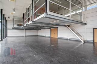 Ruime toonzaal met 3 bureaus, magazijn en sanitaire voorzieningen te huur in Meulebeke.<br /><br />Indeling:<br />Vooraan het pand is er een toonzaal van 245m². Boven de toonzaal bevinden zich drie bureaus met keuken en sanitair.<br />Oppervlaktes bureaus: 25m², 34m² en 60m².<br />Oppervlakte keuken + toilet: 13m².<br />Achter de toonzaal is er nog een magazijn van 425m² met sectionale poort.<br /><br />Algemeen:<br />- Onmiddellijk beschikbaar<br />- EPC - Label D<br />- Keukenboiler van 10 liter aanwezig<br />- CV-ketel, Heteluchtverwarming, Warmtepomp, Stookolie - bouwjaar 1987 en bouwjaar 1996 + airco (warmtepomp, type lucht lucht)<br />- Geen overstromingsgebied<br /><br />Huurprijs: €3600/maand.