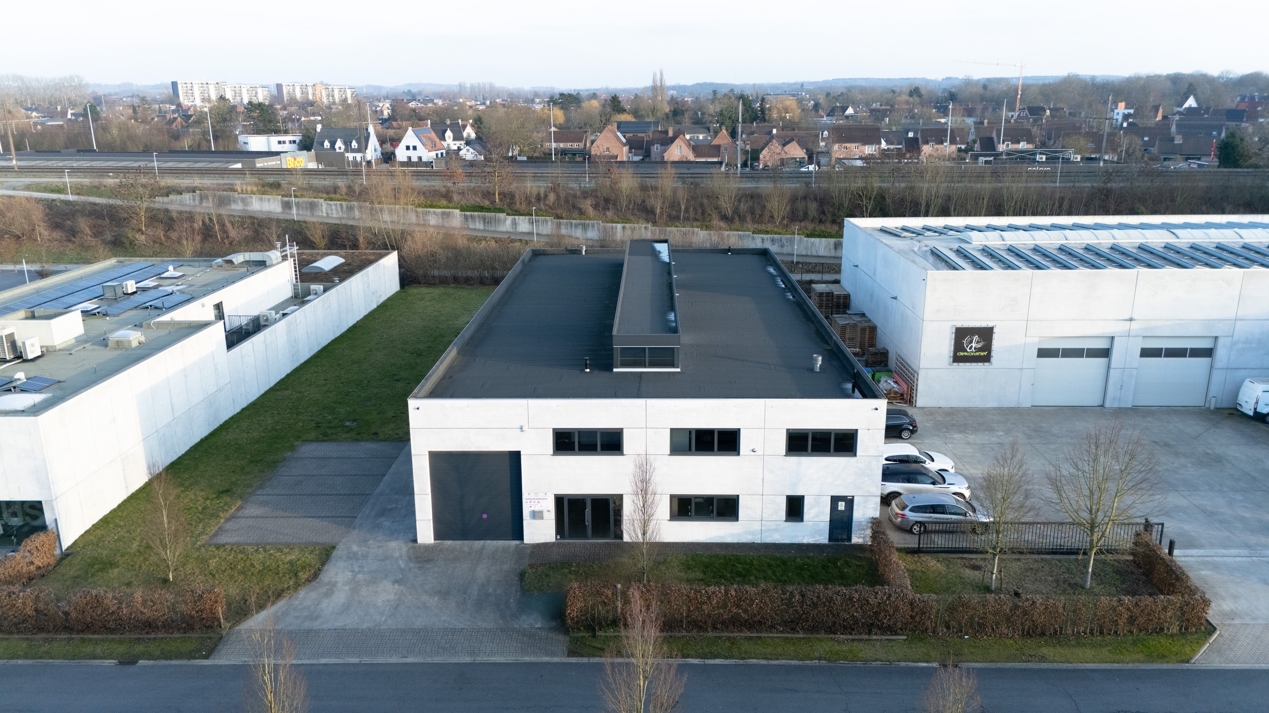 Bedrijfsgebouw met magazijn 725m² en kantoor 150m² vlakbij E17 te Waregem - foto 1