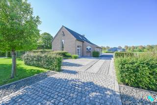 Deze kantoorruimte beschikt over een bruikbare vloeroppervlakte van ca. 90 m² en geniet van een prachtige, groene en rustige ligging langs de Leie...