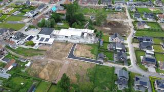 Dit villaperceel in Ooigem (Wielsbeke) is heel gunstig gelegen. Je woont er in de buurt van winkels, scholen en openbaar vervoer. Bovendien geniet je van een vlotte verbinding met de belangrijke invalswegen.
De grootte van de villaperceel - open bebouwing op 504 m² - en de ruime voorschriften bieden je tal van mogelijkheden. Hier bouwen wij jouw nieuwe, energiezuinige woning volledig op maat, tegen een vaste prijs.
Contacteer ons en ontdek alle mogelijkheden.