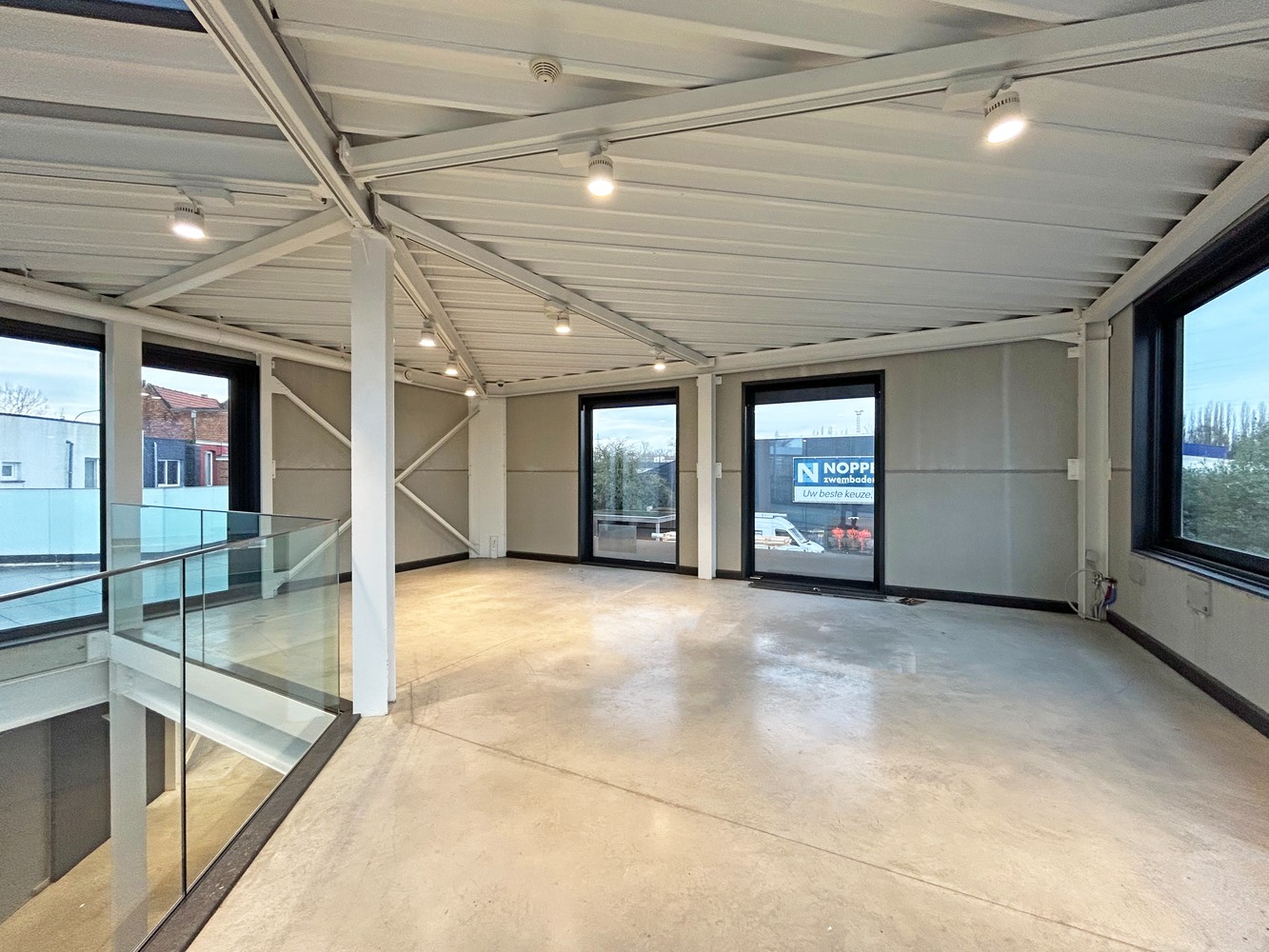 Modern en lichtrijk handelspand/kantoor met magazijn (300m²) te huur in Wijnegem! - foto 3