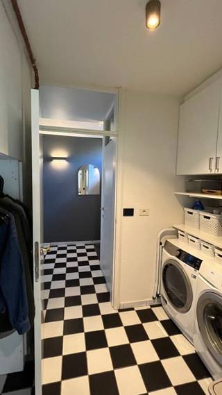 Op zoek naar een instapklare woning waar rust, natuur en een vlotte bereikbaarheid samenkomen? Deze verzorgde gezinswoning ligt in een rustige, groene woonwijk, op slechts 50 meter van het bos De Kleine Doolhof. Winkels, scholen en de autosnelweg zijn bovendien snel bereikbaar.<br /><br />Met een bewoonbare oppervlakte van 215 m² op een perceel van 641 m² biedt deze woning alle ruimte voor comfortabel wonen. Dankzij de grote raampartijen, warme parketvloeren, houtkachel en het mooie uitzicht op de volledig aangelegde zuid gerichte tuin geniet je overal van een aangename, lichte sfeer.<br /><br />De inkomhal met gastentoilet geeft toegang tot een praktische berging/wasruimte. De leefruimte sluit aan op de gezellige keuken en een aparte bureauruimte, ideaal voor thuiswerk. Buiten vind je een garage, een polyvalente tuinkamer (atelier, hobbyruimte of praktijk) en een verzorgde tuin met twee zonnige terrassen. Het groendak op garage en tuinkamer versterkt het duurzame karakter van de woning.<br /><br />Op de eerste verdieping bevinden zich drie ruime slaapkamers en een comfortabele badkamer met ligbad, inloopdouche, dubbele wastafel en tweede toilet. Via een vaste trap bereik je de volledig afgewerkte zolder, perfect als vierde slaapkamer, bureau, speelkamer of hobbyruimte.<br /><br />Ook op vlak van energie scoort deze woning uitstekend met een EPC-label B, drievoudige beglazing, zonnepanelen en een zonneboiler. Daarnaast beschikt de woning over een alarmsysteem.<br /><br />Troeven:<br /><br />- 215 m² bewoonbare oppervlakte<br />- Perceel van 641 m²<br />- Rustige ligging vlak bij De Kleine Doolhof in doodlopende straat <br />- 3 slaapkamers + afgewerkte zolder<br />- Aparte bureauruimte<br /> -Garage en polyvalente tuinkamer<br />- Droge kelder <br />- Volledig aangelegde tuin met 2 terrassen<br />- Gunstige EPC<br />- Zonnepanelen en zonneboiler<br />- Alarmsysteem<br />- Vlotte verbinding naar winkels, scholen en autosnelweg<br /><br />Een warme, energiezuinige gezinswoning waar ruimte, comfort en een unieke groene ligging perfect samenkomen.