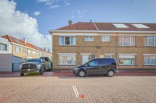 Deze <strong>halfopen woning</strong> is rustig gelegen én toch dichtbij het centrum van Nieuwpoort.<br />Ze biedt <strong>147 m² aan bewoonbare oppervlakte</strong> (volgens EPC) en geniet een <strong>EPC-label C</strong>.<br />De compacte maar zongerichte buitenruimte biedt mogelijkheden om leuk in te richten en te genieten.<br /><br />Bovendien werd de woning reeds voorzien van dubbele beglazing, dakisolatie en central verwarming (condensatieketel). <br /><br /><strong>Indeling: </strong><br />- Gelijkvloers: inkomhal, woonkamer, keuken, veranda, toilet<br />- 1ste verdieping: 3 slaapkamers en badkamer<br />- Zolder: toegankelijk via zolderluik<br />- Kelder (volledig onderkelderd!)<br />- Buiten: Oprit, garage en tuin/terras van 27 m²<br /><br />Zoek je een woning met 3 slaapkamers, buitenruimte én een gunstig energielabel; dan ben je hier zeker aan het juiste adres!