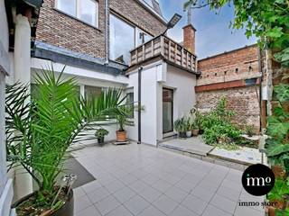 <p>Immo Store presenteert een uitzonderlijke voormalige bakkerswoning met bijzonder veel ruimte, karakter en potentieel. Het pand omvat een gelijkvloerse woonentiteit met ruime cour, aangevuld met meerdere verdiepingen die plaats bieden aan woongelegenheid ter grootte van een appartement met terras en een duplex. Achteraan bevindt zich een indrukwekkend voormalig bakkersatelier, uitgewerkt over twee volwaardige niveaus in een open en ruimtelijke stijl. Dankzij de royale volumes en flexibele indeling is deze ruimte ideaal voor hobbyisten, kunstenaars, zelfstandigen of creatieve invullingen. Als absolute troef beschikt het geheel over een grote zuidgerichte tuin die volledig naar eigen smaak en wensen kan worden ingericht. Een unieke eigendom boordevol mogelijkheden voor wie op zoek is naar ruimte, authenticiteit en vrijheid in gebruik. <span>Grijp deze unieke IMMO STORE-kans en plan vandaag nog uw bezoek! Bel ons op 02/203.03.03 of stuur een mail naar info@immo-store.be!</span></p>