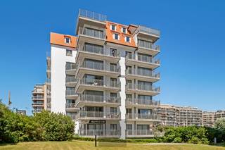 Op een absolute topligging, aan de inkom van Nieuwpoort-Bad, bevindt zich dit lichtrijke hoekappartement op de vijfde verdieping. Dankzij de centrale ligging bent u op wandelafstand van de zeedijk, het strand, de winkelstraat, de wandelpromenade en de sfeervolle havengeul. Alle voorzieningen bevinden zich binnen handbereik, waardoor u optimaal kunt genieten van het leven aan zee.<br />De hoekligging en de grote raampartijen zorgen voor een uitzonderlijk open en vrij uitzicht, met een prachtige doorkijk over de omgeving en zicht op de havengeul. De lichtrijke leefruimte sluit naadloos aan op de open keuken en geeft rechtstreeks toegang tot het ruime, zonnige hoekterras, waar u in alle rust kunt genieten van de zon en het panoramische uitzicht.<br />Het appartement beschikt over een inkomhal met apart gastentoilet en praktische bergruimte, twee volwaardige slaapkamers, waarvan één met rechtstreekse toegang tot het terras, en een verzorgde badkamer uitgerust met een inloopdouche en een wastafel.<br />Als extra troef beschikt het appartement over een privatieve kelderberging, ideaal voor het opbergen van fietsen, strandmateriaal of extra voorraad.<br />Bent u op zoek naar een instapklaar appartement met veel lichtinval, een uitstekende ligging en een uniek open uitzicht in Nieuwpoort-Bad? Dan is dit zonder twijfel een bezoek waard. EPC: 196 kWh/m². Vraagprijs: 445000€