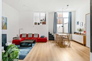 Dit gezellige 1-slaapkamerappartement bevindt zich vlak naast het populaire Park Spoor Noord, jouw dagelijkse portie groen nabij de stad.<br /><br />Dankzij de grote raampartijen geniet je in het woongedeelte met open keuken van een aangename natuurlijke lichtinval. De mezzanine-slaapkamer geeft het geheel een extra touch en is volledig afgesloten wat zorgt voor de nodige privacy. Daarnaast beschikt het appartement over een aparte ruimte die ingericht kan worden als kantoorruimte of extra berging. De lage gemeenschappelijke kosten maken het extra interessant voor alleenstaanden, koppels of investeerders.<br /><br />De centrale ligging is een absolute troef: op wandel- en fietsafstand van het stadscentrum, met winkels, horeca, openbaar vervoer en belangrijke invalswegen binnen handbereik.<br /><br />Een ideale combinatie van stadsleven, comfort en groen! Plan vandaag nog uw bezoek.