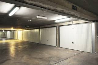 Afgesloten garagebox nummer 19 gelegen in Brugge centrum.<br />Inrit naar het garagecomplex naast residentie Ten Eeckhoute.