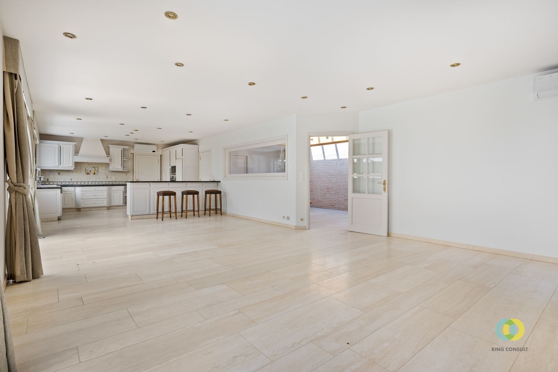 Villa met unieke indeling, 5 slaapkamers en dubbele garage - foto 4