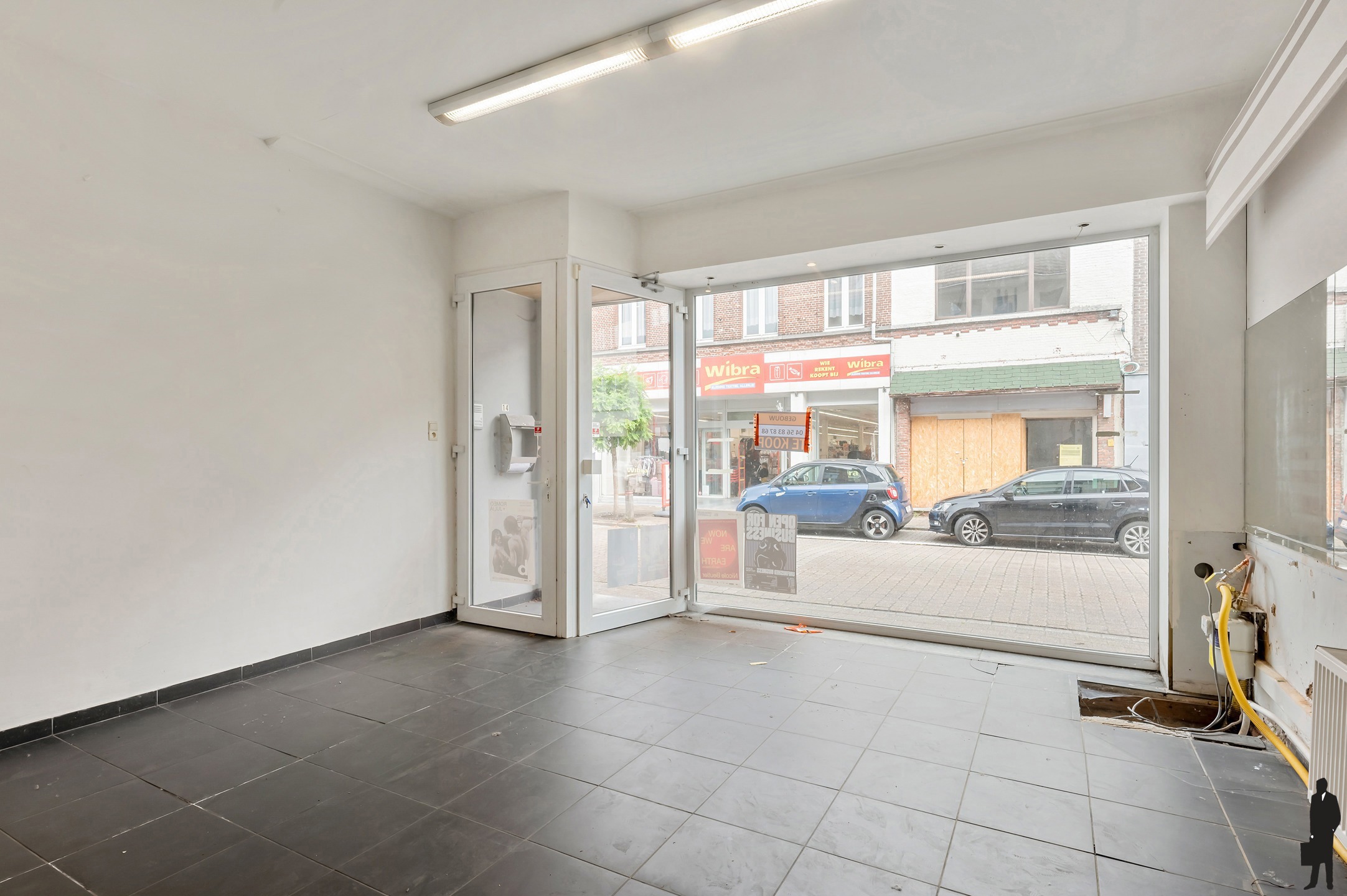Handelsgelijkvloers met gerenoveerde triplex in het centrum! - foto 4