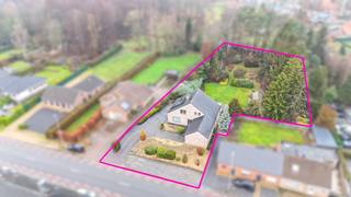 <span>Opendeurdag op zondag 24/05 van 14u tot 16u. Kom langs en overtuig jezelf!<br /><br />Bij ImmoFusion 7/7 “open huis” : klik op onze 3D-TOUR.</span><br /><br />Bent u op zoek naar een ruime woning met tal van mogelijkheden, zowel privé als professioneel? Dan is dit pand gelegen aan de Albert 1 laan 88 te Beringen zeker een bezoek waard.<br /><br />Via de inkomhal betreden we de woning. Links bevindt zich de lichtrijke living met gezellige haard. Dankzij de vele ramen geniet u hier van een overvloed aan natuurlijke lichtinval. Vanuit de leefruimte is er een mooie doorloop naar de keuken, wat zorgt voor een aangename en open sfeer.<br /><br />De keuken is uitgerust met een groot keukenmeubel met veel opbergruimte, een ingebouwd inductievuur, oven, dampkap en spoelbak. Er is voldoende plaats voor een eettafel en bovendien bestaat de mogelijkheid om een kookeiland te installeren. <br /><br />Aansluitend aan de keuken vinden we een extra ruimte die perfect dienst kan doen als berging.<br /><br />Vanuit deze ruimte bereiken we de veranda, die verwarmd wordt met een airco aangesloten op een warmtepomp. Dit maakt het een aangename plek om het hele jaar door te vertoeven.<br /><br />Op het gelijkvloers bevindt zich eveneens de eerste badkamer met douchecabine en pompbak, alsook een ruime gastentoilet in de hal.<br /><br />Een absolute troef van deze woning is de grote garage. Deze beschikt over een elektrische sectionale poort en biedt de mogelijkheid om ingericht te worden als kleine handelsruimte van minder dan 100 m². Ideaal voor wie wonen en werken wil combineren.<br /><br />Op de eerste verdieping bevinden zich twee zeer ruime slaapkamers, met de mogelijkheid om extra kamers te creëren tot in totaal vier slaapkamers. De grootste slaapkamer biedt een prachtig uitzicht op de enorme tuin, terwijl de tweede slaapkamer is uitgerust met praktische inbouwkasten. Ook op deze verdieping zijn badkamer en toilet van elkaar gescheiden. De 2de badkamer is voorzien van een douchecabine.<br /><br />De woning wordt op drie verschillende manieren verwarmd: radiatoren op stookolie doorheen de woning, een haard in de living voor extra gezelligheid en een airco met warmtepomp in de veranda.<br /><br />Buiten geniet u van een uitzonderlijk groot perceel van meer dan 30 are met een enorme tuin en serre, ideaal voor tuinliefhebbers of gezinnen die houden van ruimte en privacy.<br /><br />Pluspunten van deze woning:<br />- 2 ruime slaapkamers met mogelijkheid tot 4 slaapkamers<br />- Mogelijkheid tot kleine handelsruimte in de garage (minder dan 100 m²)<br />- Lichtrijke living met haard<br />- Grote keuken met veel opbergruimte en uitbreidingsmogelijkheden<br />- Verwarmde veranda met warmtepomp<br />- 2 badkamers en 2 toiletten<br />- Grote garage met elektrische sectionale poort<br />- Enorme tuin met serre<br />- Perceel van meer dan 34 are<br />- EPC label C<br />- Elektrische keuring conform<br />- Zonnepanelen<br /><br />Een veelzijdig pand met ruimte, licht en tal van opportuniteiten op een gunstige ligging in Beringen. Neem gerust contact op voor meer informatie of een bezichtiging.