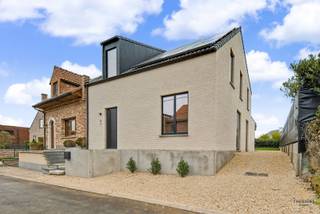 NIEUWBOUWWONING MET 3 SLAAPKAMERS EN LUXUEUZE AFWERKING.Ontdek deze prachtige halfopen nieuwbouwwoning met een bewoonbare oppervlakte van 216 m²,...