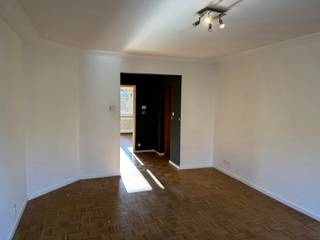 <p>Dit appartement is gelegen op de 2de verdieping en is te bereiken via de trap of lift.Via de riante inkomhal met apart toilet en vestiaire komt u in de ruime leefruimte op massieve eiken parket. De leefruimte is zeer lichtrijk en kijkt uit op het stadspark. Doorheen het appartement zijn zeer mooie en kwalitatieve materialen gebruikt. Het appartement beschikt over 2 slaapkamers met ingemaakte kasten. 1 slaapkamer geeft uit op het zuidgericht terras. Er is een volledig nieuwe badkamer met inloopdouche en dubbele lavabo. De nieuwe keuken beschikt over een ijskast, vaatwasmachine, inductiekookvuur, etc. Bij het appartement hoort een zolder én een kelder. <br /><br />Winkels en scholen zijn op wandelafstand. Alsook is er een makkelijke verbinding met E17 en invalswegen. (Mobiscore 9,3/10).<br /><br />€850,- + €75,-. vaste kost/ maand.<br />Bijkomstig is er een voorschot van €60,- /maand voor verwarming + warm water.<br />Onmiddellijk beschikbaar. Vraag snel uw bezoek aan!</p>