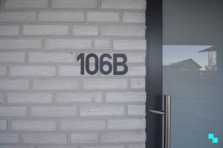 Fijn afgewerkte nieuwbouwwoning (lot 2) met zuid georiënteerde tuin en carport, gelegen op een perceel van 169 m² in een...