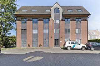 Appartement lumineux à vendre à Sint-Andries. Cet appartement à rafraîchir bénéficie d'une très bonne accessibilité grâce à sa proximité avec l'autoroute. Toutes les commodités nécessaires sont accessibles à pied (commerces, transports en commun, écoles,...). Disposition (71 m²) : - Espace de vie et cuisine lumineux- Chambre spacieuse pouvant accueillir un lit double et un placard- Toilette- Salle de bain avec baignoire et lavabo- Buanderie/débarrasSupplémentaire :- Rangement au sous-sol