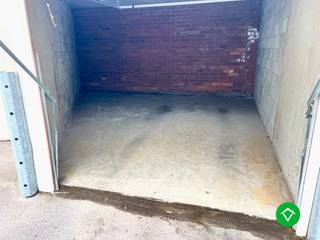 Deze afgesloten garagebox (nr.16) in centrum Koekelare is gelegen vlak naast De Kroon. <br />Garage dient enkel gebruikt te worden als parkeerplaats van een voertuig. <br /><br />Afmetingen:<br />Diepte: rechterkant: 5.2m, linkerkant: 6.6m.<br />Breedte: 2.8m<br />Hoogte garagepoort: 2.1m<br /><br />Syndickosten inbegrepen. <br />Huurprijs 92 €/mnd.<br />Beschikbaar vanaf 1/10/2026