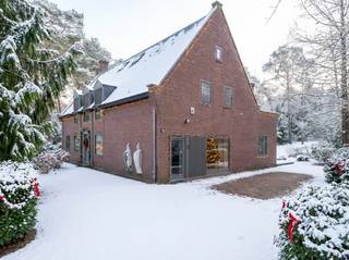 Deze tijdloze villa is rustig gelegen op een residentiële locatie in Maasmechelen, op een zuidelijk perceel van 3.500m². Momenteel is de...