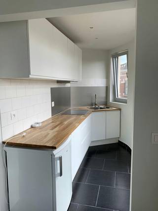 Vous recherchez un endroit confortable et lumineux à deux pas de la vie trépidante de la ville ? Ce studio situé dans la célèbre rue Velodroomstraat à Berchem allie confort de vie et excellente accessibilité.<br /><br />Disposition :<br />- espace de vie<br />- cuisine<br />- salle de bain (douche, lavabo, toilettes et raccordement machine à laver)<br />- balcon <br /><br />Avantages supplémentaires :<br />- brillant<br />- emplacement idéal<br />- excellent score mobile : 9,5/10<br />- ascenseur disponible<br /><br />Les frais fixes mensuels sont de 80 euros par mois pour les frais des parties communes (y compris l'eau et le chauffage).<br /><br />Disponible à partir du 01/10/2026.<br /><br />Ce studio à louer à Berchem vous intéresse ?<br />N'hésitez pas à soumettre une demande de visite via notre site web via la barre rouge qui y est prévue.<br /><br />Vous souhaitez également vendre ou louer votre propriété ? Nous sommes heureux de pouvoir vous aider. Toujours à votre service pour répondre à toutes vos questions sur l'immobilier.<br />