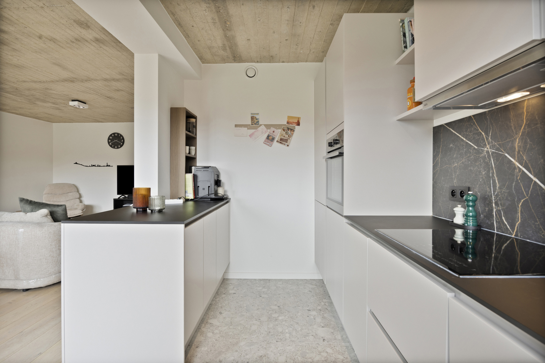 Gerenoveerd appartement met 2 slaapkamers, terras en garage - foto 3