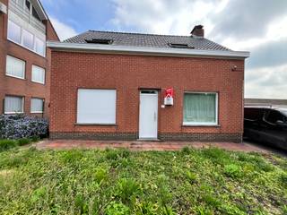 Deze woning is gelegen in een rustige buurt in Roeselare, recht tegenover een school en op korte afstand van winkels, openbaar vervoer en...