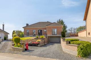 Bent u ook op zoek naar een vrijstaande woning met ruimte en rust?Deze bungalow in het landelijke Pajottegem biedt een aangename woonomgeving met een...