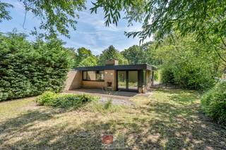 Recent gemoderniseerde bungalow, gelegen op het vakantiepark Sunclass Sonnevijver. Deze instapklare vakantiewoning beschikt over een stijlvolle, nieuwe keuken, een laminaatvloer en twee slaapkamers. Gelegen op een perceel van 285 m² geniet u van een zonnige, zuidwestgerichte tuin met veel privacy. Dankzij de volledig gelijkvloerse indeling is deze woning bovendien levensloopbestendig en biedt ze optimaal comfort, zowel nu als op latere leeftijd.<br /><br />Gelegen op een rustige, bosrijke locatie met volop ontspanningsmogelijkheden in de buurt, biedt deze woning alles voor wie houdt van natuur en buitenactiviteiten. Het Nationaal Park Hoge Kempen ligt om de hoek, met prachtige wandel- en fietsroutes door de natuur. Bovendien kun je in het Park Sonnevijver genieten van een privémeer met een exclusief strand, alleen toegankelijk voor de bewoners van deze woningen, ideaal voor zwemmen, SUPen, vissen of gewoon ontspannen aan het water. En dat alles op een steenworp van het bruisende Maastricht.<br /><br />Bezichtig deze woning ook digitaal en 'loop' zelf door de woning. Kijk daarvoor op onze website of via: <br />https://my.matterport.com/show/?m=Bok5nBrhkn1<br /><br />INDELING<br /><br />Gelijkvloers:<br />- Inkom met directe toegang tot de vernieuwde keuken, voorzien van een inductie kookplaat, spoelbak, frigo en voldoende kastruimte;<br />- Lichtrijke woonkamer met veel privacy en houtkachel;<br />- Slaapkamer 1 (circa 14 m²);<br />- Slaapkamer 2 (circa 6 m²) ;<br />- Badkamer met douche, toilet en wastafelmeubel.<br /><br />Tuin:<br />- De tuin is bereikbaar via de zijdeur of de dubbele deur in de leefruimte;<br />- Buitenberging met c.v.-ketel installatie, ook erg handig voor de stockage van tuinmaterialen;<br />- Zuidwest georiënteerde tuin met houten planken terras.<br /><br />BELANGRIJK: Permanente bewoning is niet mogelijk + een voorbehoud van financiering/opschortende voorwaarde financiering is niet mogelijk voor deze panden.<br />NL klant? Controleer even of u overwaarde kan opnemen van uw huidige woning, dan zou u deze overwaarde kunnen benutten worden voor deze aankoop.<br /><br />IDEM BELANGRIJK: Op de koopsom komt er een 5 % overdrachtrecht, ook komt er een cumulatieve waarde van 5% op de resterende erfpacht (circa 8496,19 EUR - onder voorbehoud van fouten, de notaris maakt de definitieve afrekening steeds!)<br /><br />IDEM BELANGRIJK: De vakantiewoning is erfpacht, de grond is erfpacht (deze loopt tot 2077)<br /><br />Bijkomende kosten Sunclass Sonnevijver:<br />- Erfpachtcanon 2026: € 3331,84<br />- Beheersvergoeding 2026: € 596,16<br />- Gemeentelijke belastingen : € +- 250,- / jaar<br />- Kadastraal Inkomen (K.I) : € 406<br />- Verbruik van gas, water en elektriciteit.<br />- Afval: Ieder heeft zijn eigen afvalbak, U betaalt een voorschot en daar worden de kosten van het afval mee verrekend.<br /><br />Energieprestatie en binnenklimaat (EPB-EPC)<br />Certificaat beschikbaar: ja<br />EPC certificaatnummer: 20230106-0002773123-RES-1<br />Berekende energiescore : (kWh/m²): 1019 kWh /m² jaar - F label (renovatieplichtig)<br />Het certificaat is geldig tot en met: 06-01-2033<br />Electrische installatie: ja - NIET CONFORM<br /><br />Dit pand is onderworpen aan de renovatieverplichting van de Vlaamse overheid voor residentiële gebouwen (behoudens bij sloop binnen 6 jaar na de aankoop). Consulteer voor meer informatie de website van het Vlaams Energie- en Klimaatagentschap via https://www.vlaanderen.be/een-huis-of-appartement-kopen/renovatieverplichting-voor-residentiele-gebouwen<br /><br />Informatie stedenbouwkundige voorschriften:<br />Stedenbouwkundige vergunning: ja<br />Meest recente bestemming: recreatiegebieden<br />Dagvaarding uitgebracht: neen<br />VOORKOOPRECHT OP DIT GOED: neen<br />VERKAVELINGSVERGUNNING: niet van toepassing<br />WATERGEVOELIG OPENRUIMTEGEBIED: neen<br />Maatregelenregister: geen maatregelen<br /><br />Overstromingsgevoelige gebieden: <br />Perceelscore of P-score : A<br />Gebouwenscore of G-score: A<br />Ligging in Signaalgebied: neen<br />Ligging in afgebakende oeverzone of afgebakend overstromingsgebied: neen<br /><br />A:geen overstroming gemodelleerd B: kleine kans op overstromingen onder klimaatverandering C: kleine kans op overstromingen D: middelgrote kans op overstromingen<br /><br />Beschermd erfgoed<br />GEINVENTARISEERD ERFGOED: neen <br />BESCHERMD ONROEREND ERFGOED: neen