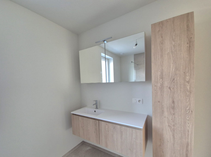 Hooglede: strakke halfopen nieuwbouwwoning met 3 slaapkamers, zuid-gerichte tuin, carport en berging op een perceel van 206 m², centrale ligging. - foto 5