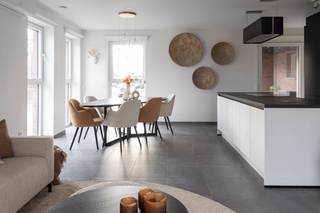 Recent modern appartement (93m²) met 2 slaapkamers, overdekt terras, kelderberging en ondergrondse autostaanplaats. Ontdek dit instapklare, modern...