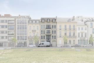 Office building of approximately 296 m² for rent in the center of Kortrijk. The office is located in the vicinity of various access roads, underground car parks and Kortrijk station. Layout:- Ground floor: entrance, reception, landscape office, meeting room, kitchenette and sanitary facilities.- 1st floor: landscape office, two separate offices, kitchenette and sanitary facilities.- 2nd floor: landscape office, kitchenette and sanitary facilities.- Basement: server roomSpecifications:- Ready to move in- Central heating - Air conditioning- Compliant electricity- Server room available- Carpet tilesThanks to the front and rear windows, there is plenty of natural daylight as well as a pleasant atmosphere with the newly built Casino Square. A top player in its class. Looking for an office to rent in the center of Kortrijk? For more information or a site visit, do not hesitate to contact us on 056 21 11 11.