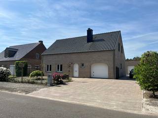 Ontdek deze instapklare open bebouwing op een uitzonderlijke locatie waar rust, groen en bereikbaarheid harmonieus samenkomen. Met Bosland vlak...