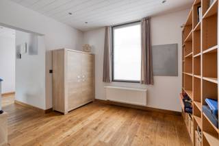 Op de grens van Duffel en Sint-Katelijne-Waver vinden we deze prachtige woning op een perceel van 2.099 m2, helemaal vernieuwd in 2006. Met een bewoonbare oppervlakte van 211 m2 en zijn 4 slaapkamers, beschikt deze woning over heel wat ruimte voor het hele gezin. Bovendien is er een uitstekende EPC-score van 135 kWh/m2 jaar (B-label), dankzij onder meer zonnepanelen, warmtepomp en isolatie.<br /><br />De woning heeft een moderne badkamer op het gelijkvloers en bovendien is er nog een mogelijkheid om een slaapkamer op het gelijkvloers te realiseren. Er is een moderne veranda en een ingebouwd verwarmd zwembad. De woning heeft een ruime garage en 2 stallen. Achteraan de woning is er een weide van 9.714 m2 die mogelijks mee gehuurd zou kunnen worden. <br /><br />Pandenjagers is een innovatief vastgoedkantoor en kiest bewust voor een unieke en transparante aanpak. Bij ons bestaat de totale aankoopprijs altijd uit twee duidelijke onderdelen: de adviesprijs plus onze vaste commissie van 10.000 euro incl. BTW. Dankzij deze open prijsstructuur krijgt u als koper vanaf het eerste moment een eerlijke inkijk hoe de totale prijs van het pand tot stand is gekomen. Voor deze eigendom werd er gekozen voor een prijs op aanvraag. <br /><br />Interesse? Contacteer ons via 015/677.000 of info@pandenjagers.be.