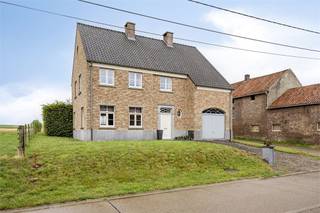 Deze ruime woning bevindt zich op een aangenaam zuidoostgericht perceel. De ligging is rustig, maar tegelijk uiterst praktisch: u woont op korte afstand van Tongeren, Borgloon en de E40.<br /><br />Het gelijkvloers bestaat uit een inkomhal, een lichtrijke leefruimte, een ingerichte keuken, een afzonderlijk toilet, een wasruimte met douche en een inpandige garage. De woning is bovendien volledig onderkelderd, ideaal voor extra bergruimte of hobby’s.<br /><br />Op de eerste verdieping bevinden zich een ruime nachthal, vier grote slaapkamers, een badkamer en een separaat toilet. De zolder is bereikbaar via een uittrekbare trap en kan dienen als bijkomende opslagruimte.<br /><br />De woning beschikt momenteel over een EPC-label D, maar door de zoldervloer te isoleren kan dit eenvoudig verbeterd worden naar label C.<br /><br />Contacteer ons voor meer informatie of een bezichtiging!