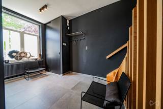 Charmante maison rénovée 3 chambres à Lessines.<br /><br />Située à Lessines, cette agréable maison 2 façades en excellent état vous séduira par ses espaces de vie lumineux et son aménagement fonctionnel. Développant environ 125 m² habitables, elle constitue une opportunité idéale pour une famille, un jeune couple ou un investisseur.<br /><br />Dès l’entrée, vous découvrirez un vaste séjour ouvert de plus de 32 m², prolongé par une spacieuse cuisine équipée de près de 25 m² avec îlot central et accès direct à la terrasse. Cet espace convivial est parfait pour partager des moments en famille ou entre amis.<br /><br />Le premier étage accueille une belle chambre de 15 m² ainsi qu’une grande salle de bains comprenant une baignoire, une douche italienne et un meuble lavabo.<br /><br />Au deuxième étage, deux chambres supplémentaires de 13 m² et 18 m² offrent de nombreuses possibilités d’aménagement selon vos besoins.<br /><br />À l’extérieur, vous profiterez d’une agréable terrasse orientée à l’ouest, idéale pour les fins de journée ensoleillées. Une cave complète également le bien.<br /><br />Côté technique, la maison dispose de châssis double vitrage, d’un chauffage central au gaz de ville et une installation électrique est conforme.<br /><br />Sa situation est un véritable atout : proche des écoles, des commerces, des transports en commun et de la gare, elle vous permettra de bénéficier de toutes les commodités à proximité.<br /><br />Le PEB est classé B : (n°20260417032825).<br /><br />Faire offre à partir de 225.000 €<br /><br />Pour plus d’informations ou pour organiser une visite, contactez Sarah Carbonnelle au 0479 92 08 33 ou par e-mail à sarah.carbonnelle@weinvest.be (IPI 514464).
